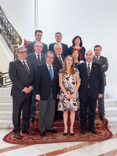 Foto de familia de los miembros de la Comisión con la Secretaria de Estado y el Director General de la DGT